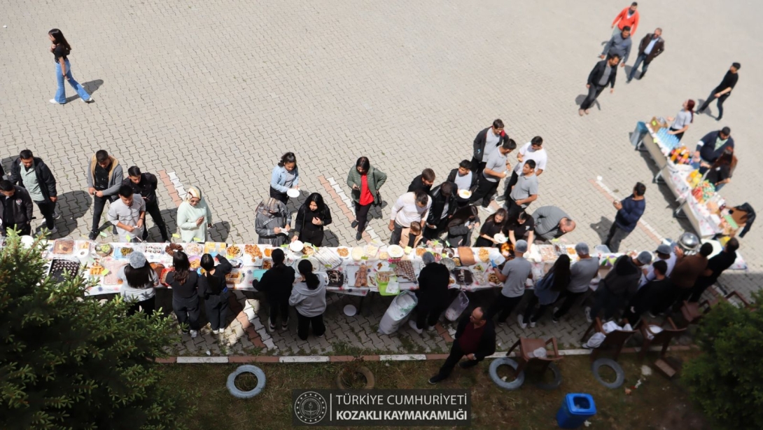 KOZAKLI ANADOLU LİSESİ'NDE ÖĞRETMENİMİZ MERHUM MEHMET MUSTAFA ÖZDİL ADINA KERMES DÜZENLENDİ